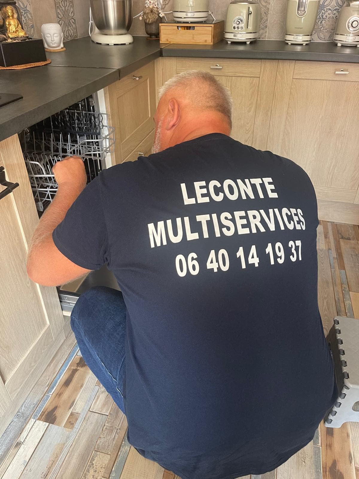 photo de Serge Leconte réparant un lave-vaisselle