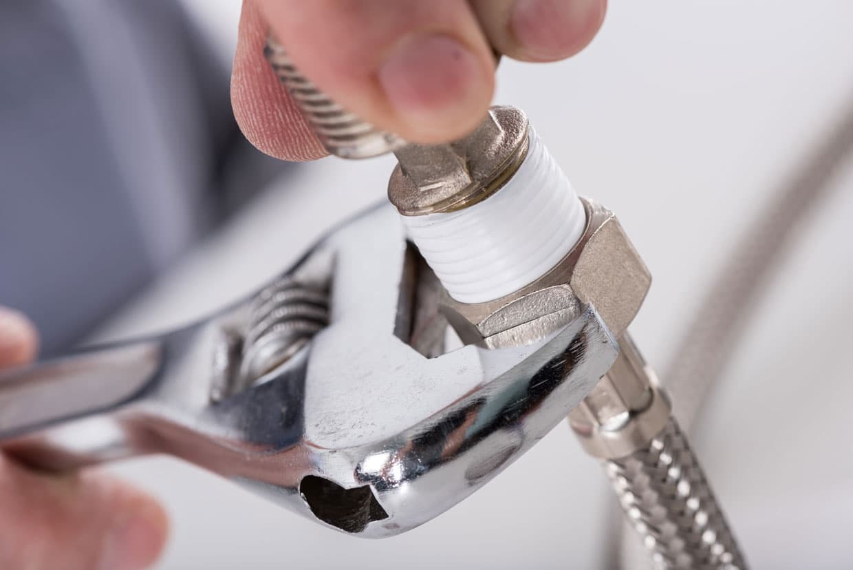 photo d'une personne réparant un aspirateur