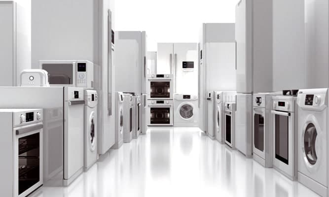 photo d'un homme réparant un aspirateur